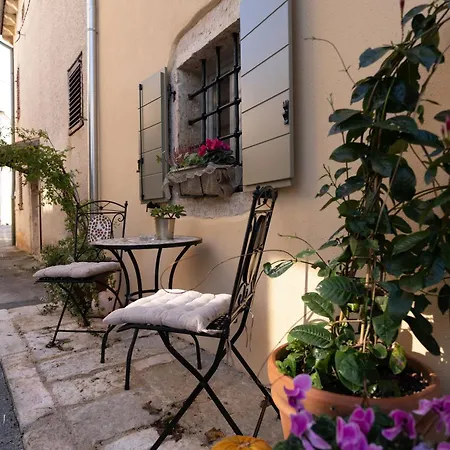 Della Croce *